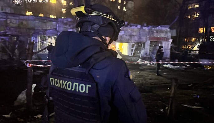 В Запорожье коммунальщики всю ночь ликвидировали последствия обстрела: в горсовете рассказали о ситуации