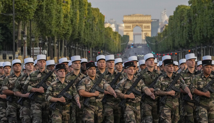 Франция планирует ввести добровольную военную службу