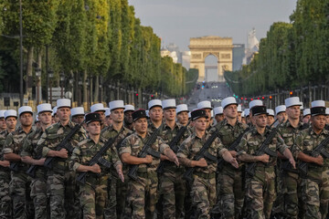 Франция планирует ввести добровольную военную службу