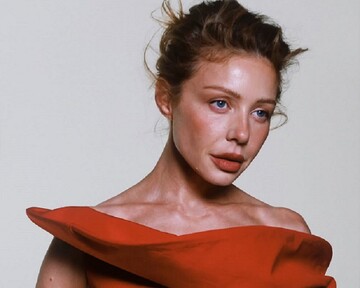 "Оазис нежности": Тина Кароль в скульптурном платье засветила ножки, как у козочки