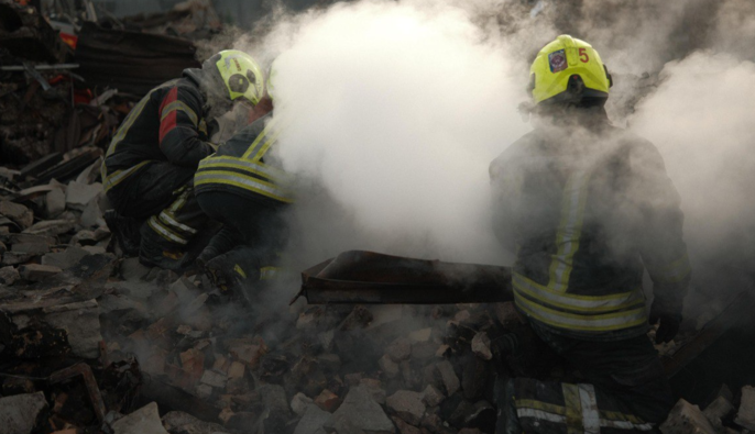 Семеро погибших, более 20 раненых: спасатели завершили работы на месте ударов РФ в Киеве 