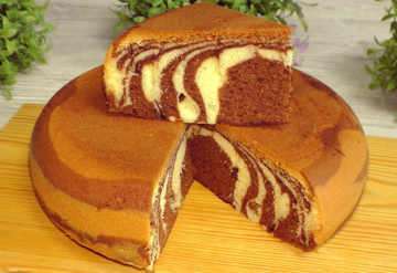 Тает во рту: как приготовить пышный пирог "Зебра"