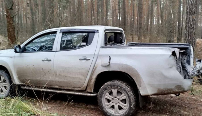 Росіяни вдарили FPV-дроном по авто лісівника на Сумщині: деталі
