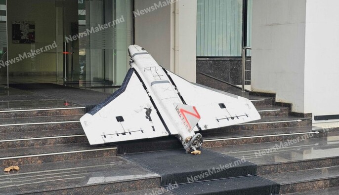 В Молдове под зданием МИДа поставили сбитый российский дрон и вызвали туда посла РФ