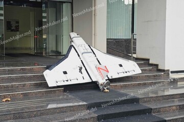 У Молдові під будівлею МЗС поставили збитий російський дрон та викликали туди посла РФ