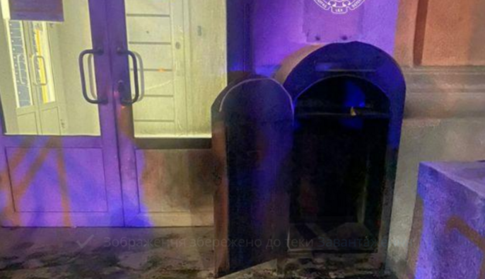 В Киеве мужчина поджег почтомат 