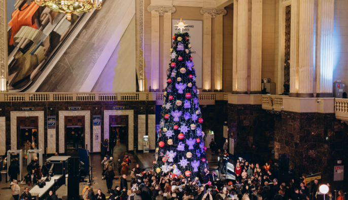  Сеть «Аврора» открыла праздничную елку на Центральном железнодорожном вокзале Киева