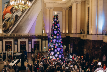  Сеть «Аврора» открыла праздничную елку на Центральном железнодорожном вокзале Киева