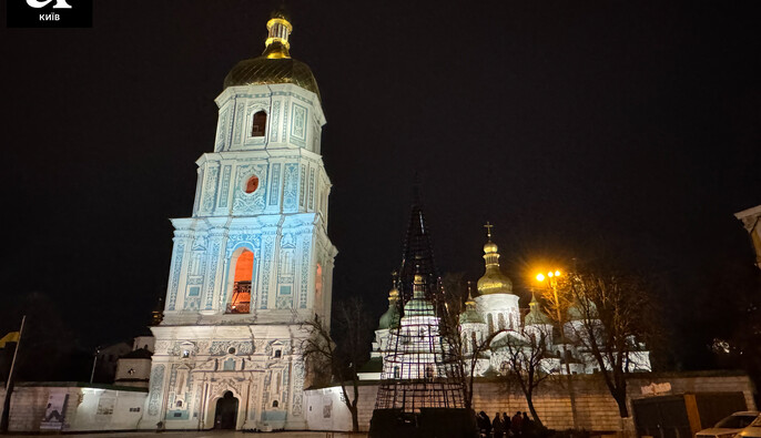 В Киеве на Софийской площади начали устанавливать новогоднюю елку — фото