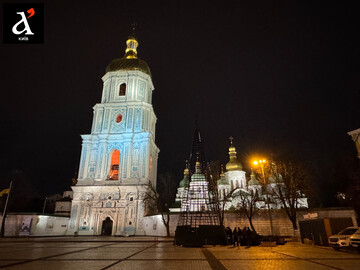 У Києві на Софійській площі почали встановлювати новорічну ялинку — фото