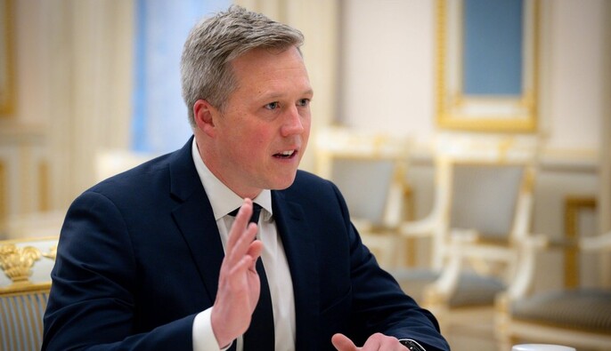 FT: Министр Сухопутных войск США Дрисколл во время визита в Киев угрожал ухудшением мирного плана