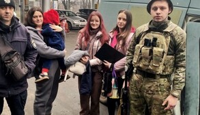 «Белые ангелы» эвакуировали две семьи с детьми из прифронтовой общины на Днепропетровщине