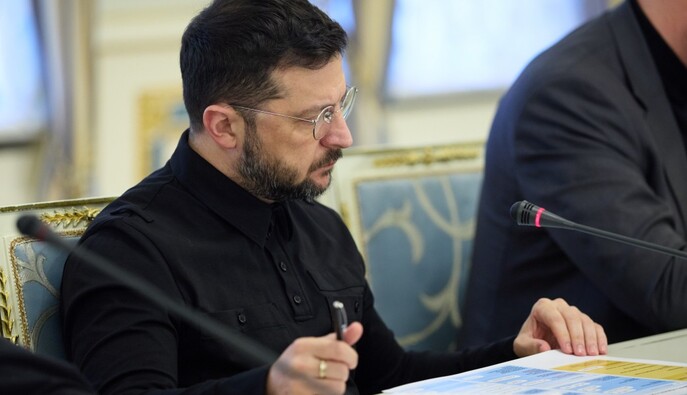 Українці розділилися щодо наступних виборів: 43% за балотування Зеленського, 52% проти