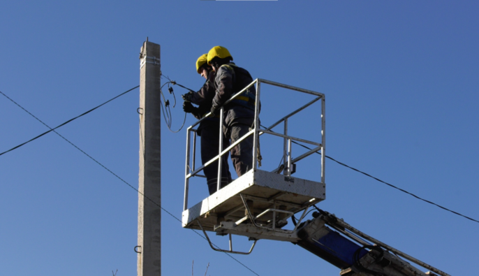 Рекорд за два года: в ноябре энергетики ДТЭК вернули свет 3,5 миллиона семей после обстрелов
