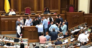 "Європейська Солідарність" заблокувала трибуну Верховної Ради: нардеп розповів деталі