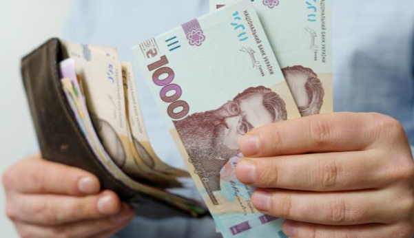 Держстат: середня зарплата в Україні підвищилася на 1%