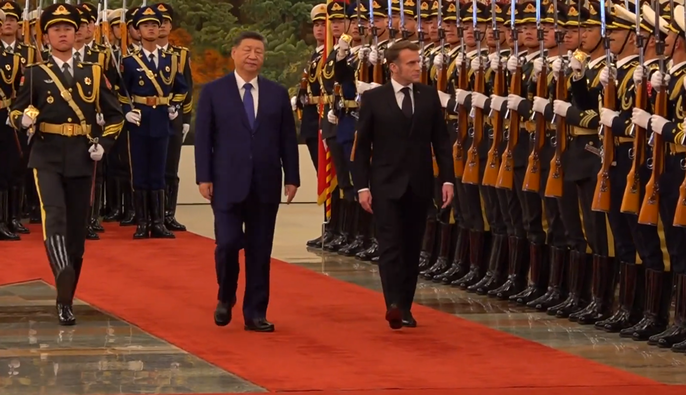 Макрон під час візиту до Китаю закликав Сі активізувати зусилля щодо війни РФ проти України