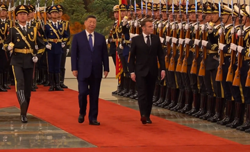 Макрон під час візиту до Китаю закликав Сі активізувати зусилля щодо війни РФ проти України