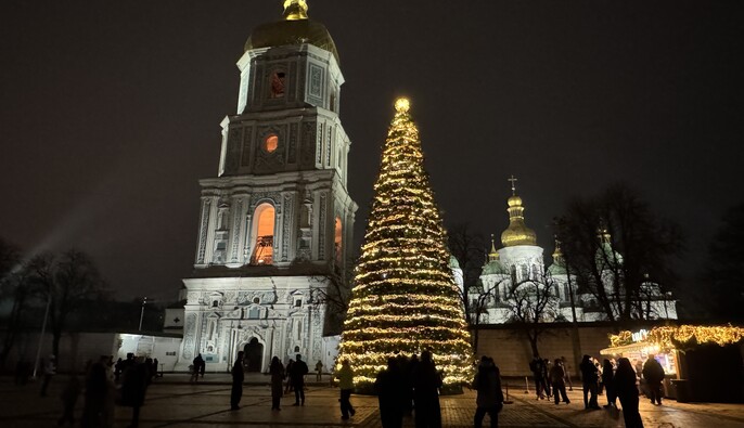  У Києві на Софійській площі засяяла головна ялинка 2025-2026 — фото