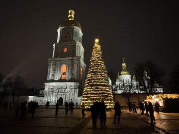  У Києві на Софійській площі засяяла головна ялинка 2025-2026 — фото