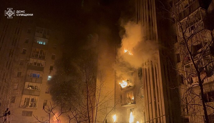 Сумщина: БпЛА вдарили по 9-поверхівці в Охтирці, спалахнула пожежа