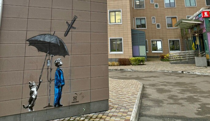 Стены Охматдета украсил новый мурал-граффити от украинского художника