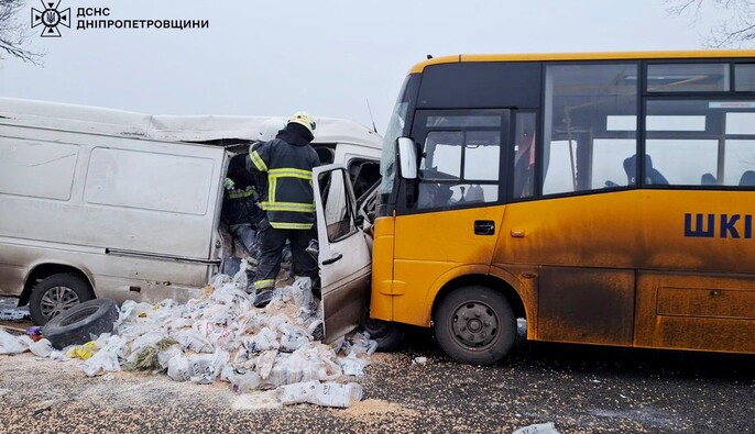 На Днепропетровщине школьный автобус столкнулся с автомобилем: два человека погибли, еще семеро получили ранения