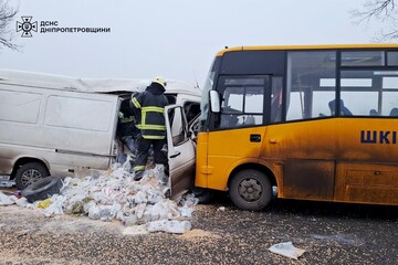 На Дніпропетровщині шкільний автобус зіштовхнувся з автомобілем: двоє людей загинули, ще семеро отримали поранення