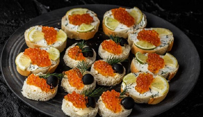 Незаменимые для праздничного стола: Евгений Клопотенко поделился рецептом канапе с икрой