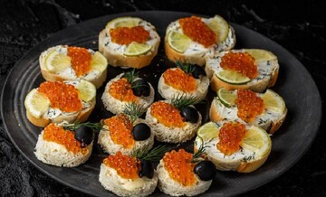 Незаменимые для праздничного стола: Евгений Клопотенко поделился рецептом канапе с икрой