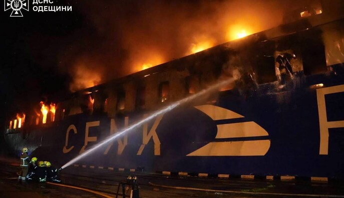 У порту Одеси після ракетного удару РФ спалахнули зерносховища