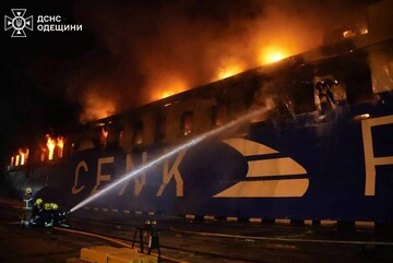 В порту Одессы после ракетного удара РФ вспыхнули зернохранилища