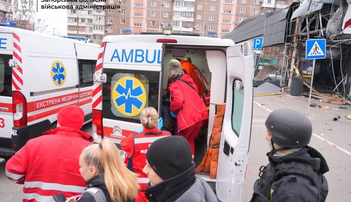 Армія РФ вдарила по житловому кварталу Запоріжжя: поранені, зруйнований магазин