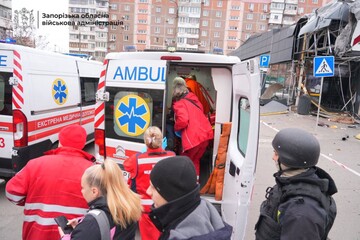 Армія РФ вдарила по житловому кварталу Запоріжжя: поранені, зруйнований магазин