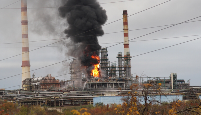 Саратовский НПЗ приостановил работу после атаки БПЛА 13 декабря