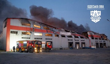 Атака на Одещину: вогонь охопив склад із побутовою технікою – бойлерами та обігрівачами