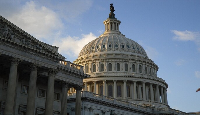 До Сенату США внесли законопроєкт щодо санкцій за купівлю або сприянню імпорту нафти та нафтопродуктів з РФ