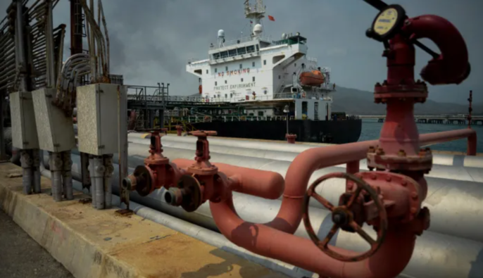 Трамп наказав блокувати всі підсанкційні нафтові танкери Венесуели