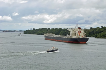 Венесуэла начала сопровождать нефтяные суда военными после угроз США