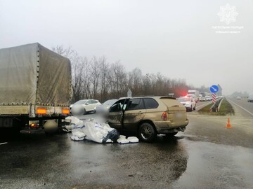 На Житомирской трассе в Киевской области произошло ДТП с участием грузовика и легковушки