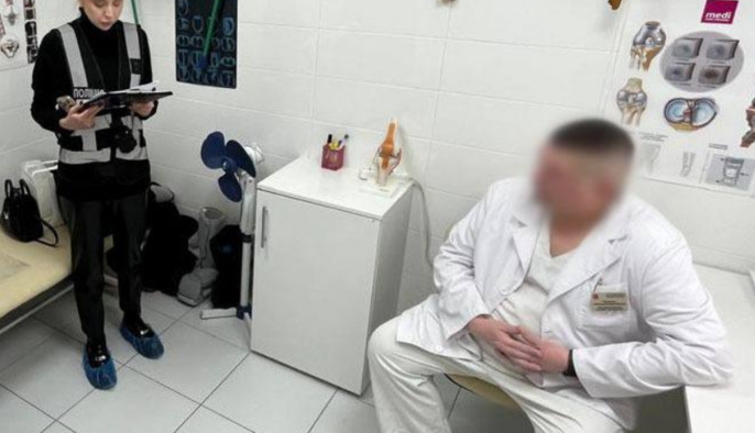 Поліція оголосила підозру лікарю, який вимагав гроші за безкоштовну операцію військовому