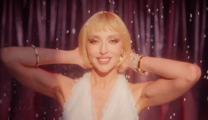 "У мене є родзинка": Оля Полякова уявила себе сніжинкою у новому кліпі