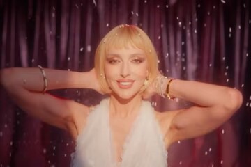 "У мене є родзинка": Оля Полякова вообразила себя снежинкой в ​​новом клипе