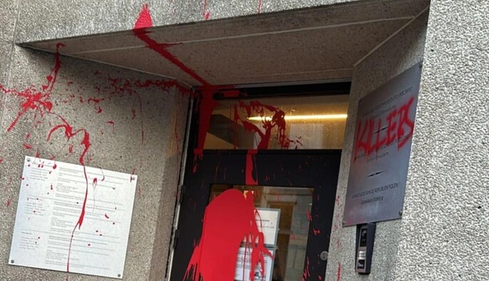 У Брюсселі облили фарбою польське консульство та залишили образливі написи