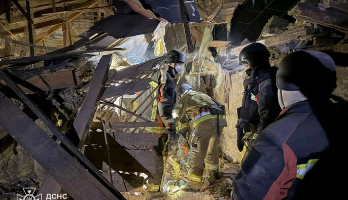 В Ізюмі з-під завалів рятувальники деблокували тіла двох людей