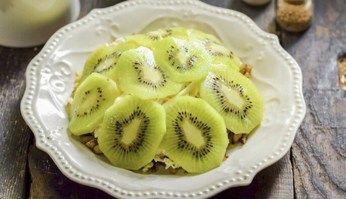 Гости точно попросят еще: как приготовить вкусный салат с курицей и киви