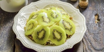 Гості точно попросять ще: як приготувати смачний салат з куркою та ківі