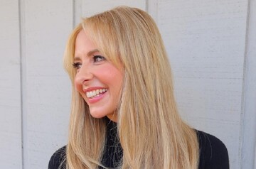 В кокетливой мини-юбке: Сара Мишель Геллар похвасталась стройными ножками