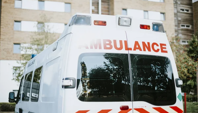 У Святошинському районі Києва уламки впали біля житлового будинку – є постраждалі