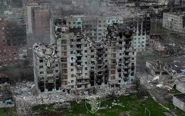 Россия бомбит Украину через несколько часов после того, как Зеленский назвал мирный план "достаточно надежным" - NYT